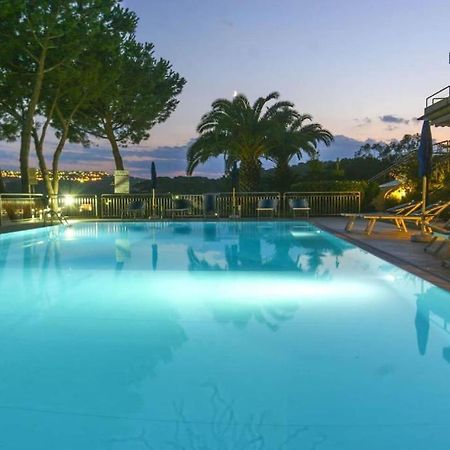 Appartamenti Residence Il Porto 13 E 16 阿祖罗港 外观 照片