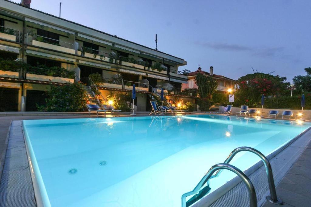 Appartamenti Residence Il Porto 13 E 16 阿祖罗港 外观 照片
