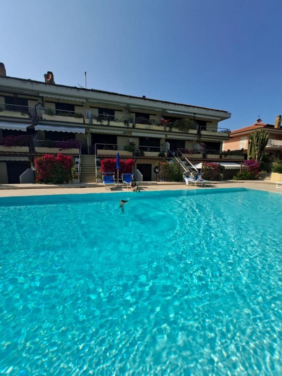 Appartamenti Residence Il Porto 13 E 16 阿祖罗港 外观 照片